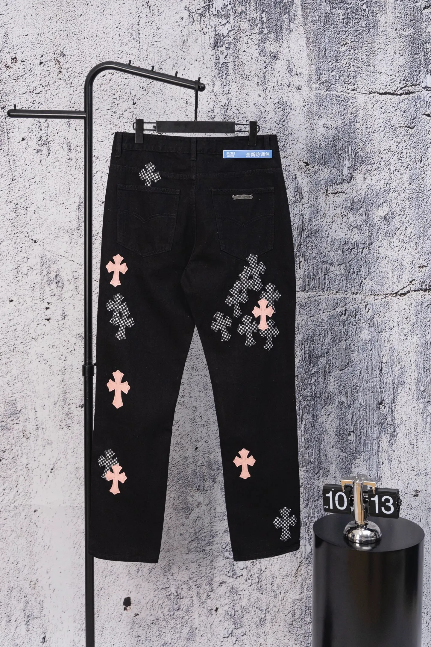 P260 CH Chromehearts limited edition black and white checkered pink cross patchwork leather black jeans, priced at 34W level, patchwork cross pattern embellishment, washed jeans! ! An absolutely high-end luxury product, a 1.9W-level god-level single product, a super popular product, made by top heavy industry, a magic weapon that cannot be missed! [About Zangyin] This is an extremely luxurious fashion brand that can also be called the aristocracy of the high street. It has always been an exclusive brand for some hipsters or rich second generations. Compared with ordinary high streets, it is more luxurious and noble. Compared with luxury brands, it is more fashionable and individual. It has always been a brand that I have a special liking for. [Top heavy industry fashion design] Consistently high-street luxury style. Speaking of this style, the Zangyin family and GU family are definitely the leading representative brands. Especially the Zangyin family has really achieved a state-of-the-art effect in creating high-street style. The unique washed material is used to create this style. The color system is already quite eye-catching. After it is decorated with patchwork cross flowers, it cleverly highlights the charm of the brand. Secondly, this style uses classic The high-waist cutting design highlights the long legs and fashionable temperament of the upper body. The brand is highly recognizable and the slim fit configuration is more suitable for daily wear. It is a product that interprets personality, fashion, and specifications at a glance. This single product is enough to make any fan excited. It can be a white T-shirt for a youthful college style, or a tight suspender for a royal style. It has strong matching ability and can be easily controlled by men.  [Materials and craftsmanship] Needless to say, this point goes without saying. As an excellent craftsman brand, Zangyin’s requirements for details and craftsmanship are really perfect. The washed color of this model has gone through so many processes, not to mention the embellishment of denim appliques. It is also purely hand-made and sewn. Just like what they believe in, only hand-made things have soul and have the meaning of wear. A top-notch heavy-duty fashionable denim item, I look forward to your perfect interpretation! !  Color: Black Size: 28-36